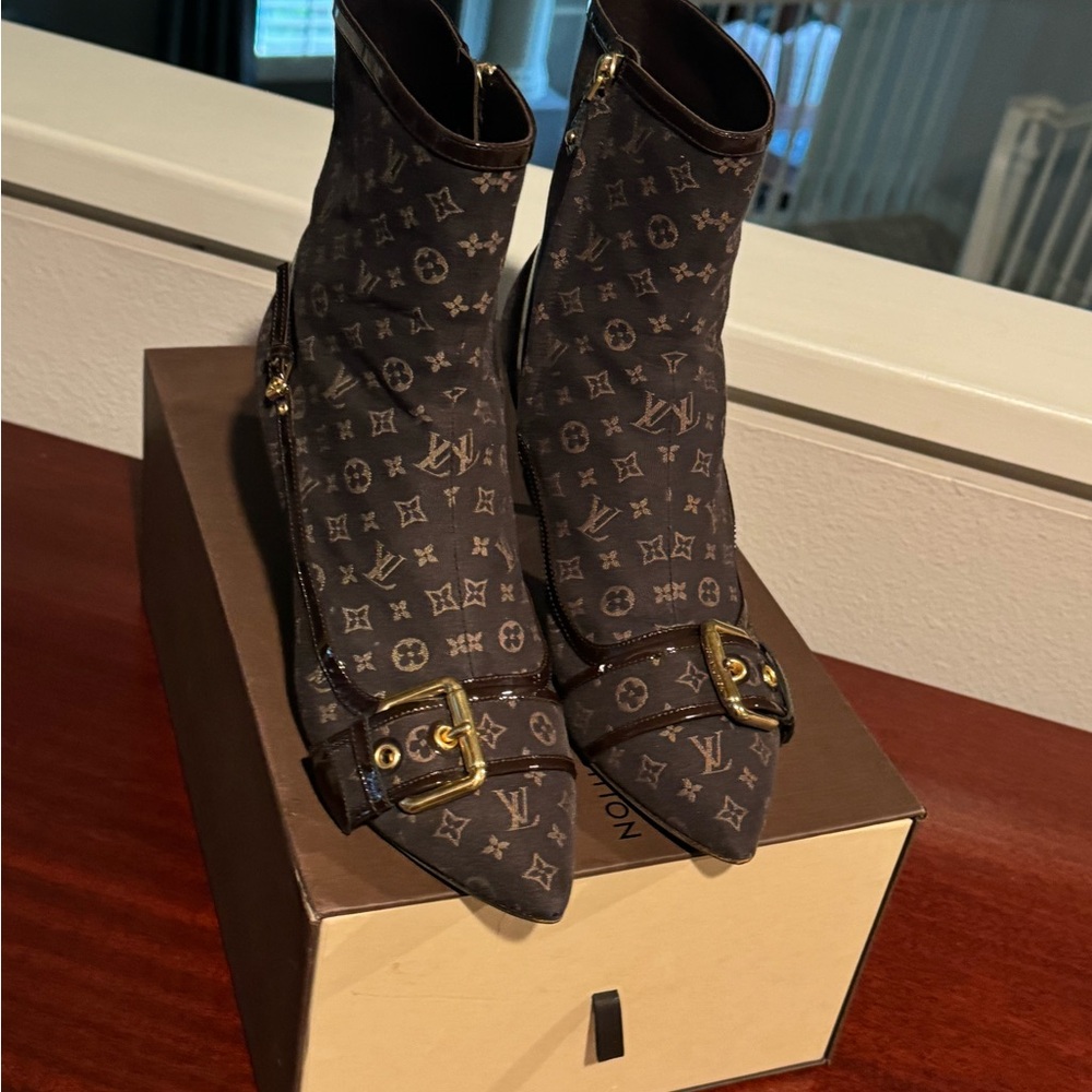 Louis Vuitton Boots with Gold Buckle size 39
